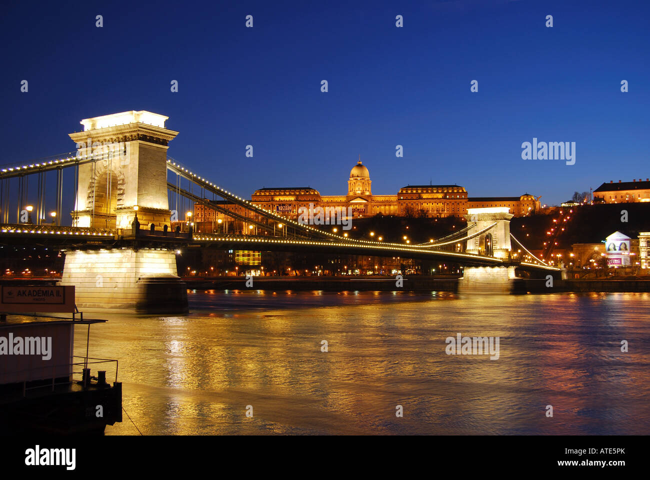 Il Ponte delle catene e il Danubio al crepuscolo, Pest, Budapest, Repubblica di Ungheria Foto Stock