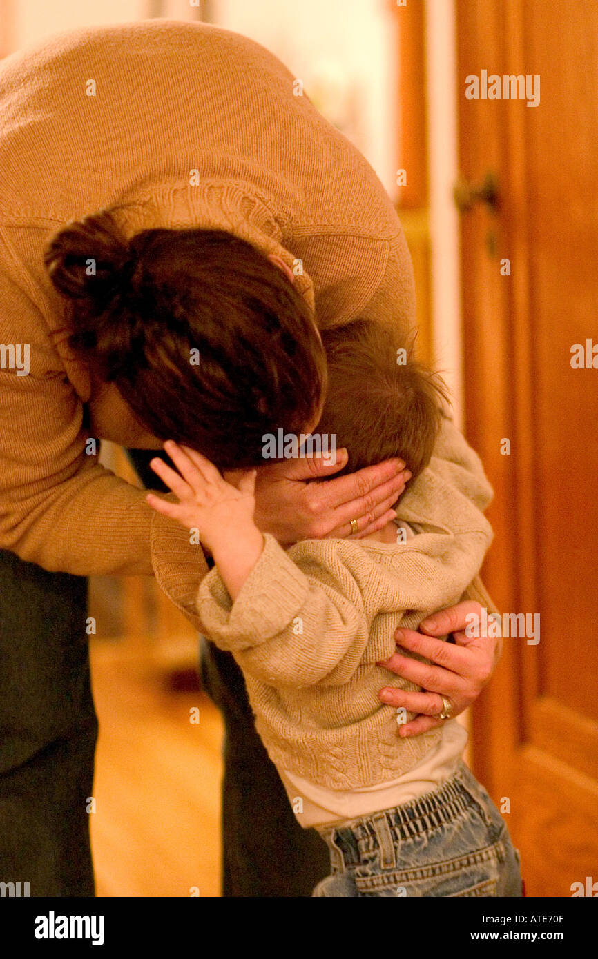 Mom consolante suo figlio in un momento di necessità. St Paul Minnesota MN USA Foto Stock