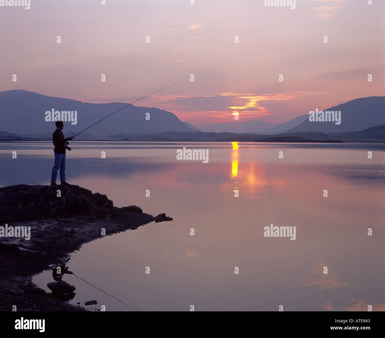 Tramonto La Pesca di Trote sulla diga di Spey Laggan Strathspey Inverness-shire Highland Regione Scozia Scotland Foto Stock