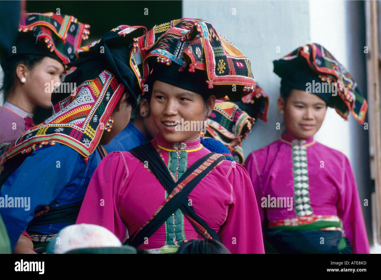 Vivacemente colorato tradizionalmente condita gruppi minoritari vicino al figlio la Foto Stock