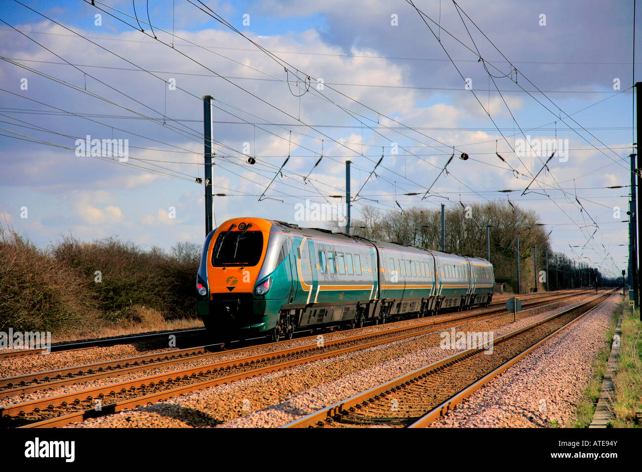 I treni di scafo 222 classe andando a sud di Kings Cross a Lolham vicino a Peterborough Cambridgeshire England Regno Unito Foto Stock