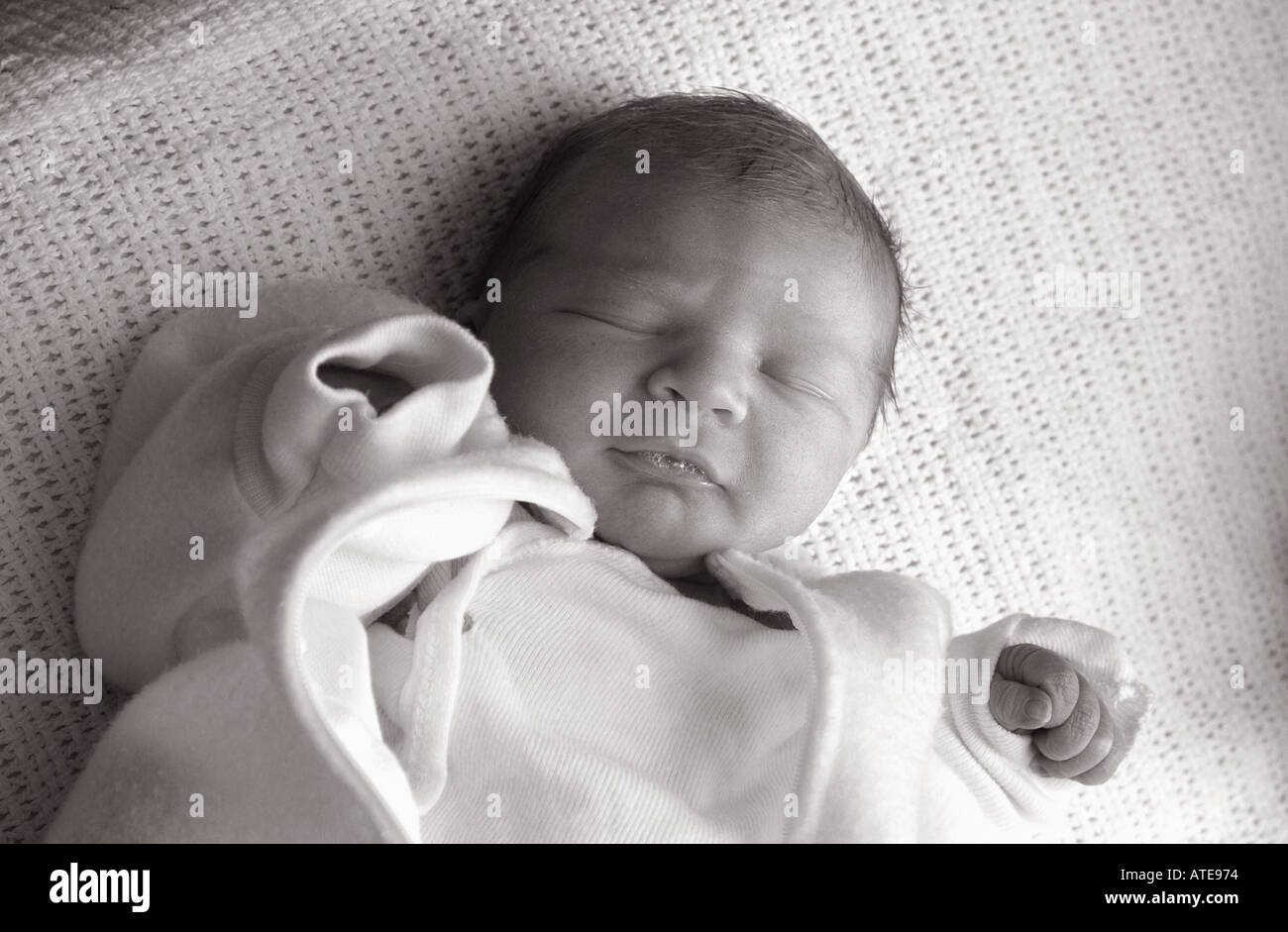 Bambino neonato ragazza in bianco e nero orizzontale presepe carino kid foto di famiglia Foto Stock