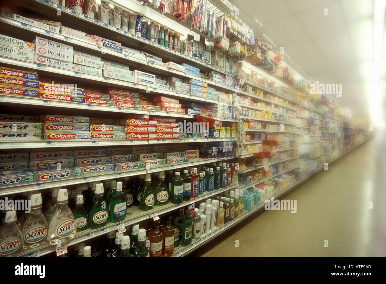 Vista interna di un tipico supermercato di generi alimentari. Il dentifricio, collutorio spazzolino da denti corsia di un super mercato Foto Stock