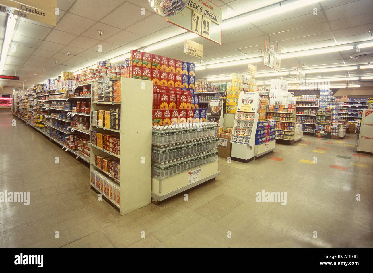 Vista interna di un tipico supermercato di negozi di generi alimentari Foto Stock