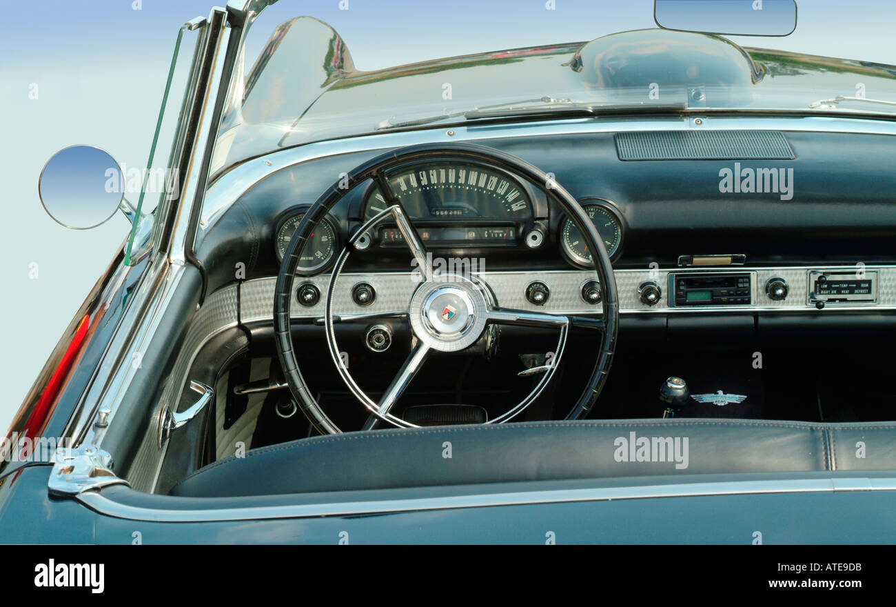 Interno di un antico americano auto convertibili che mostra il cruscotto e il volante Foto Stock