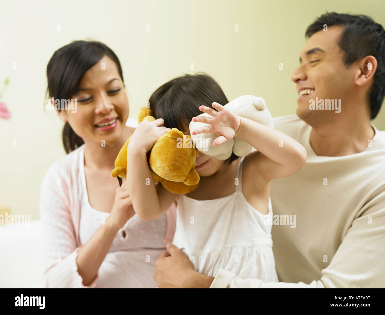 Famiglia avente il divertimento a casa Foto Stock