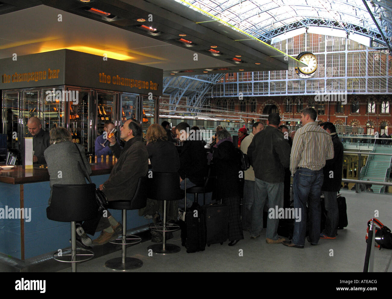 I passeggeri seduti in piedi presso lo Champagne Bar, St Pancras rail station di Londra, Regno Unito, Europa Foto Stock