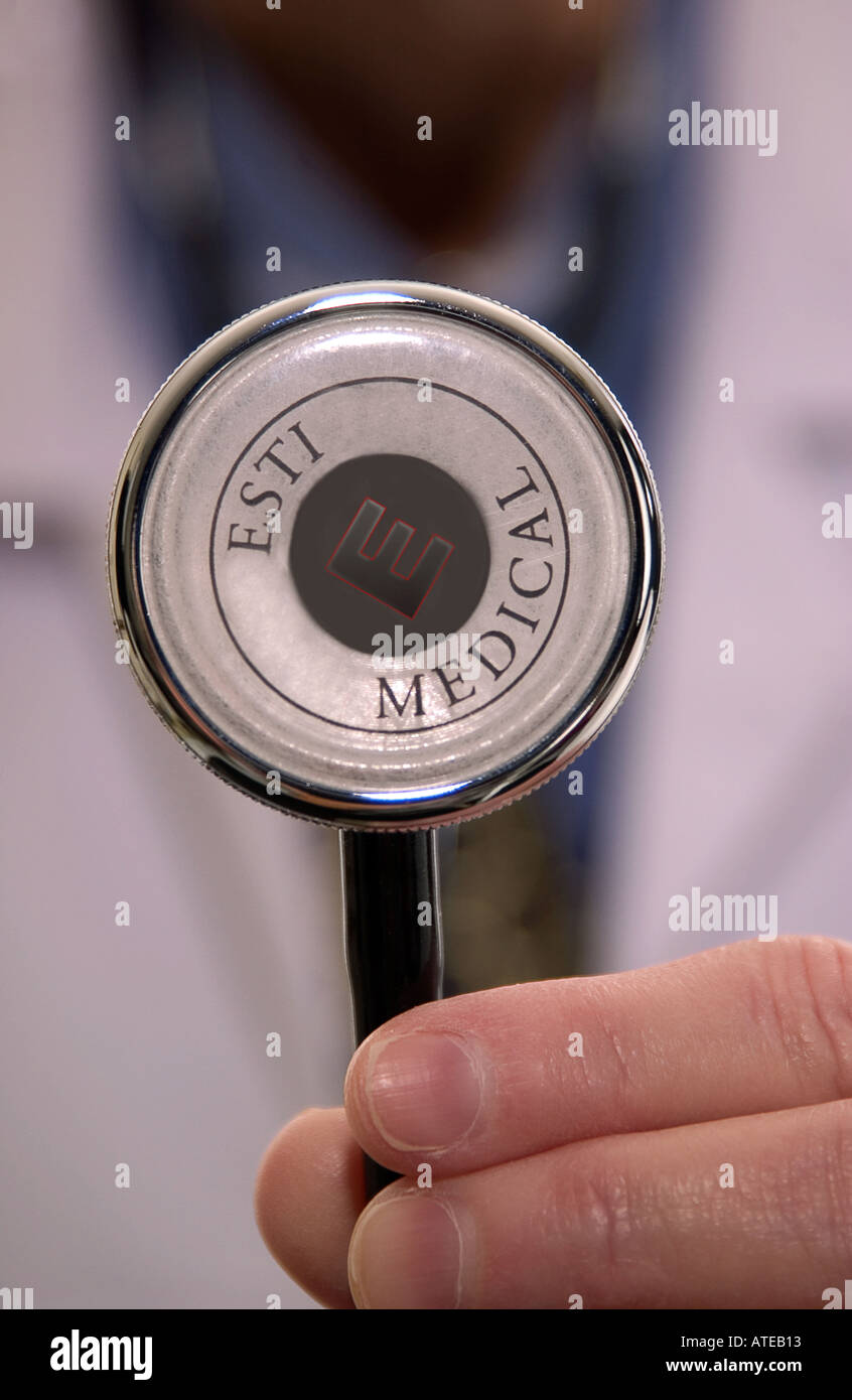 Medico in cappotto bianco che tiene stetoscopio, simboleggiando la salute e la professionalità medica, USA. Foto Stock