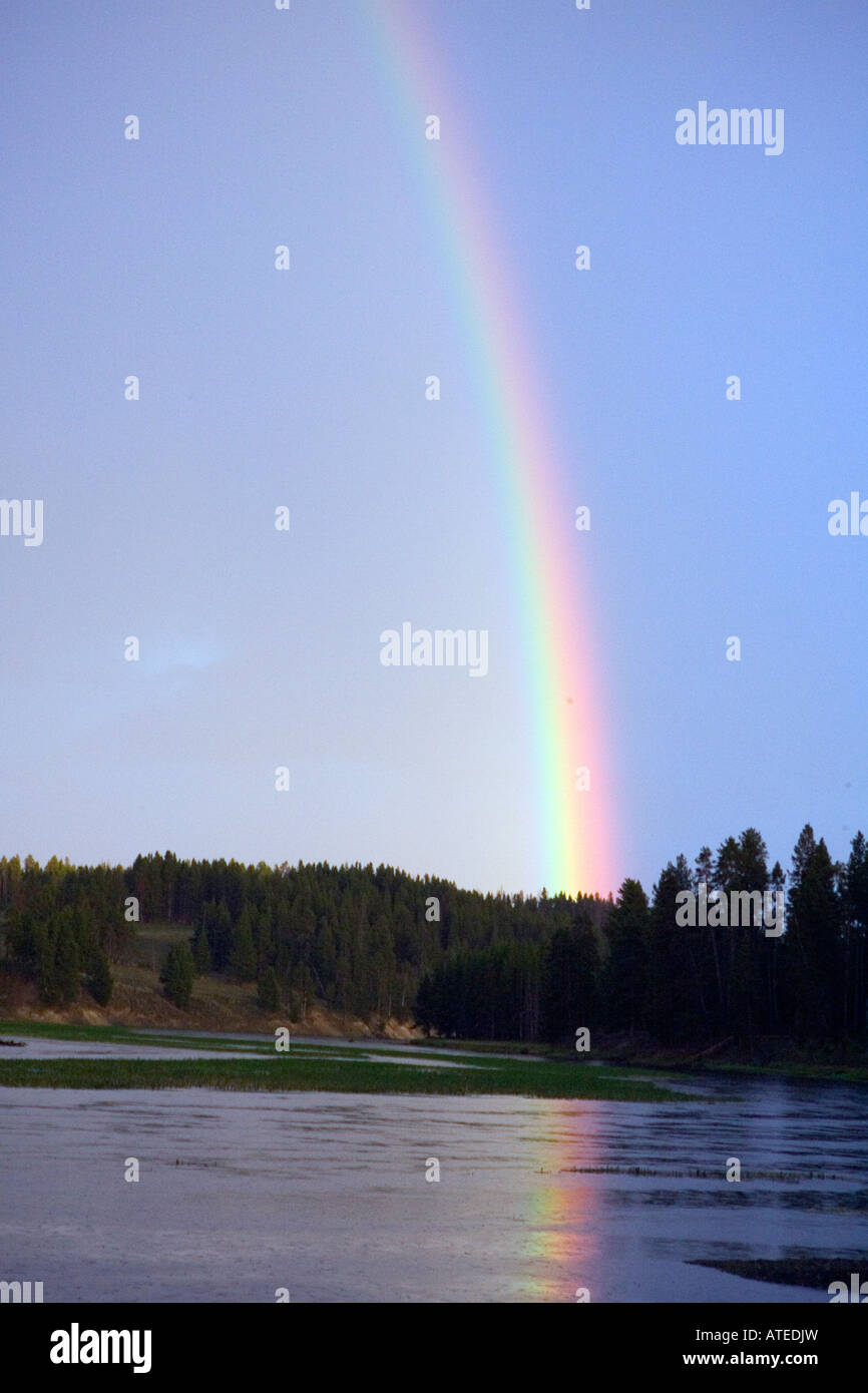 Un arcobaleno crepuscolo moduli sopra il fiume Yellowstone dopo il tramonto nel Parco Nazionale di Yellowstone Wyoming Foto Stock