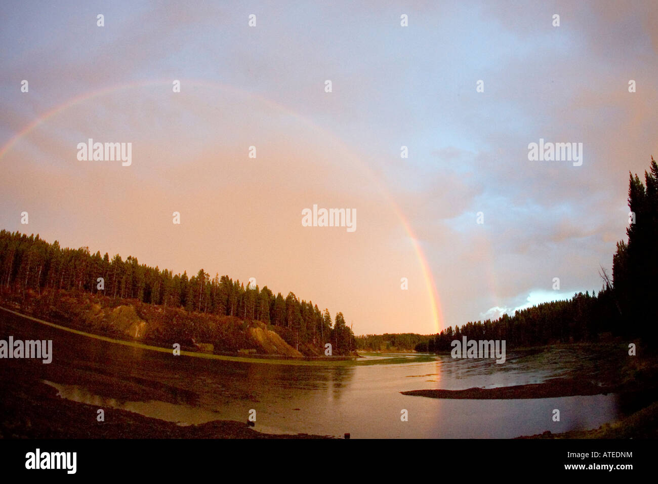 Un arcobaleno crepuscolo moduli sopra il fiume Yellowstone dopo il tramonto nel Parco Nazionale di Yellowstone Wyoming Foto Stock