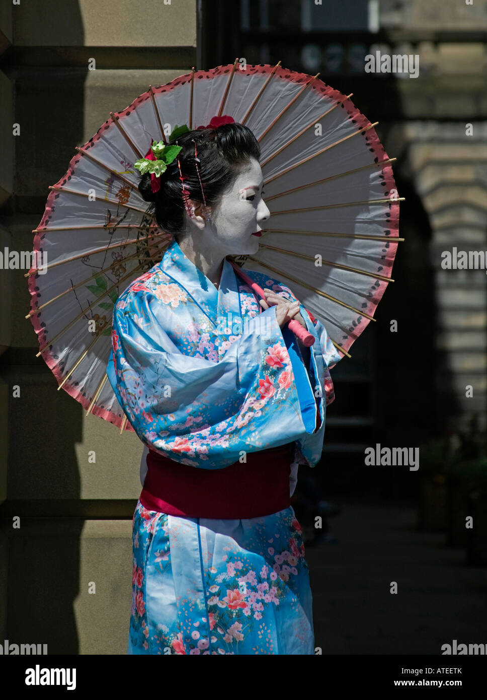 Femmina strada giapponese statua tenendo un brolly, Edinburgh Fringe Festival Scozia, Regno Unito, Europa Foto Stock