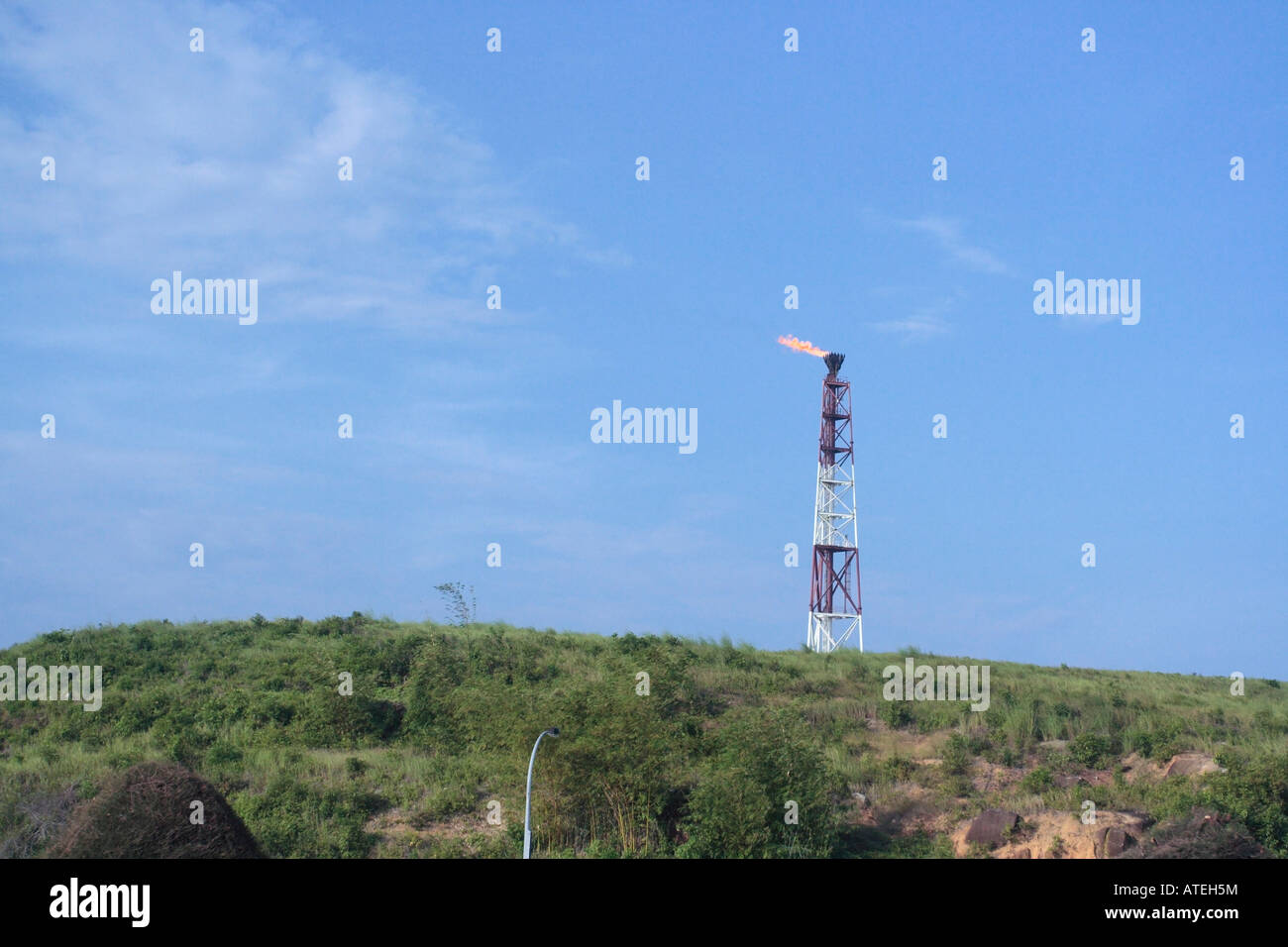 Combustione a fiamma libera dei gas non utilizzabili in un olio e gas nel complesso Terengganu, Malaysia. Foto Stock