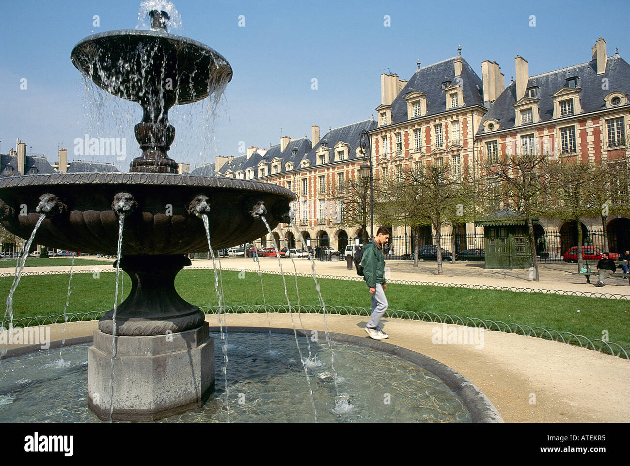 In mattoni rossi molto di alloggiamento dei quali risalenti al XVII secolo e si affaccia su uno dei migliori di Parigi conserve di piazze del Place des Vosges Foto Stock