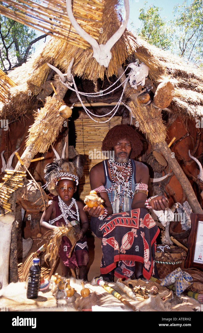Una parte importante della cultura tribale è una visita al Sangoma guaritore tradizionale Shangana Villaggio Culturale Foto Stock