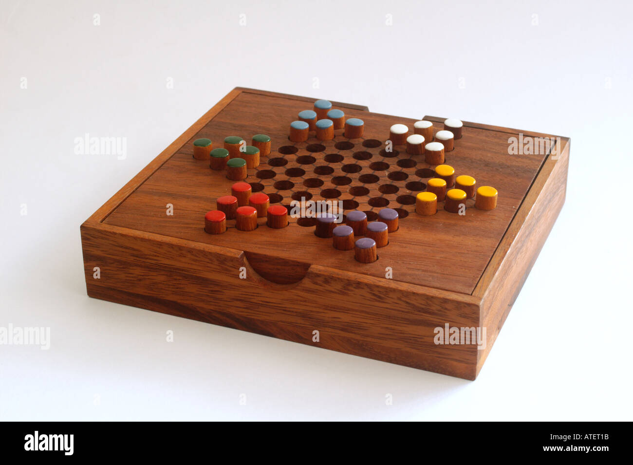 La dama cinese pioli di colore su una tavola di legno un gioco di strategia  e pianificazione Foto stock - Alamy