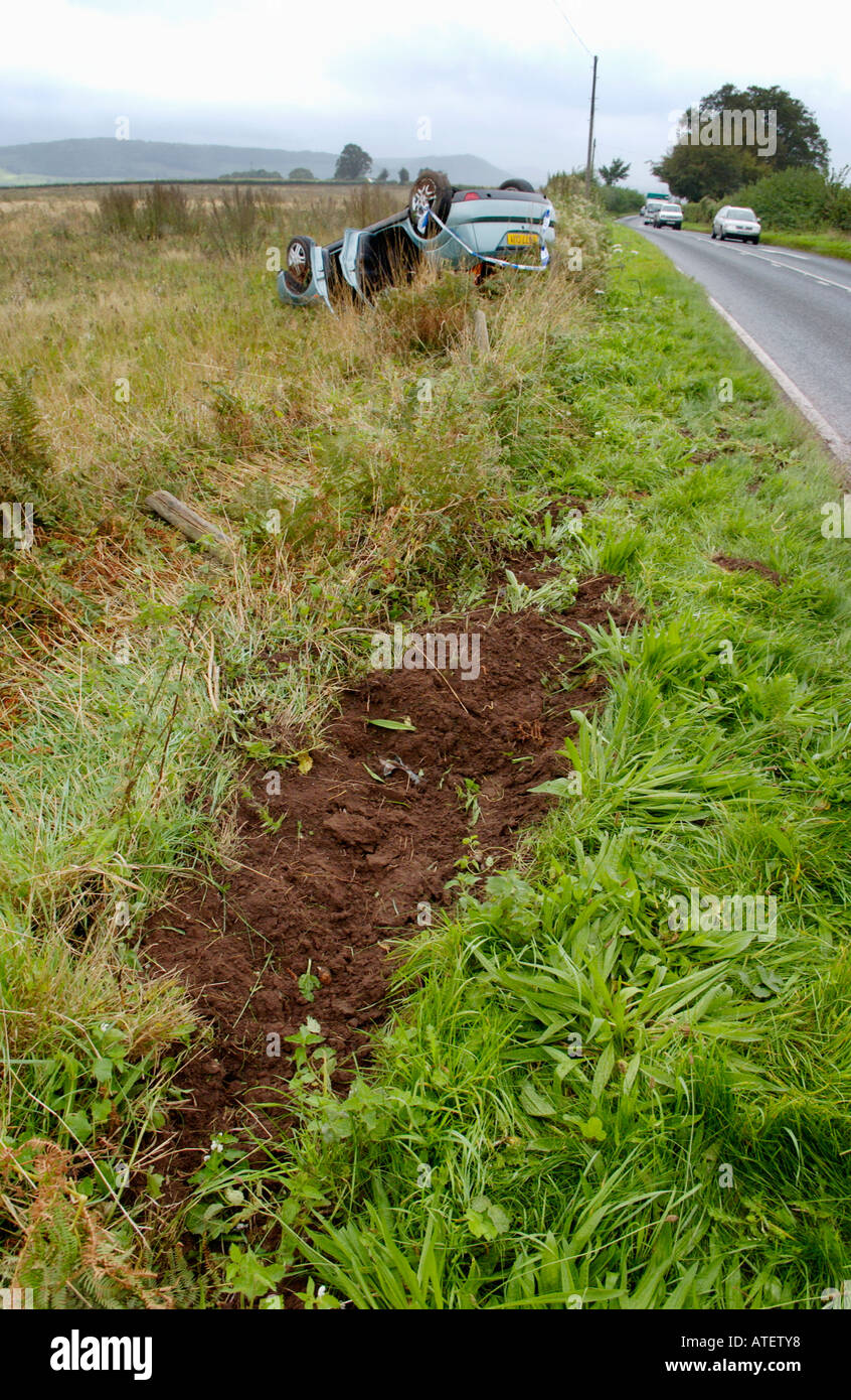 Car crash uk - Ford Focus berlina capovolto in campo su una strada449 Herefordshire England Regno Unito GB UE Foto Stock