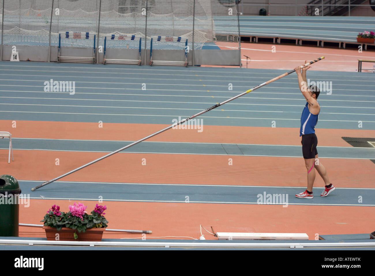 Poul vault prepering atleta per eseguire il suo salto Foto Stock