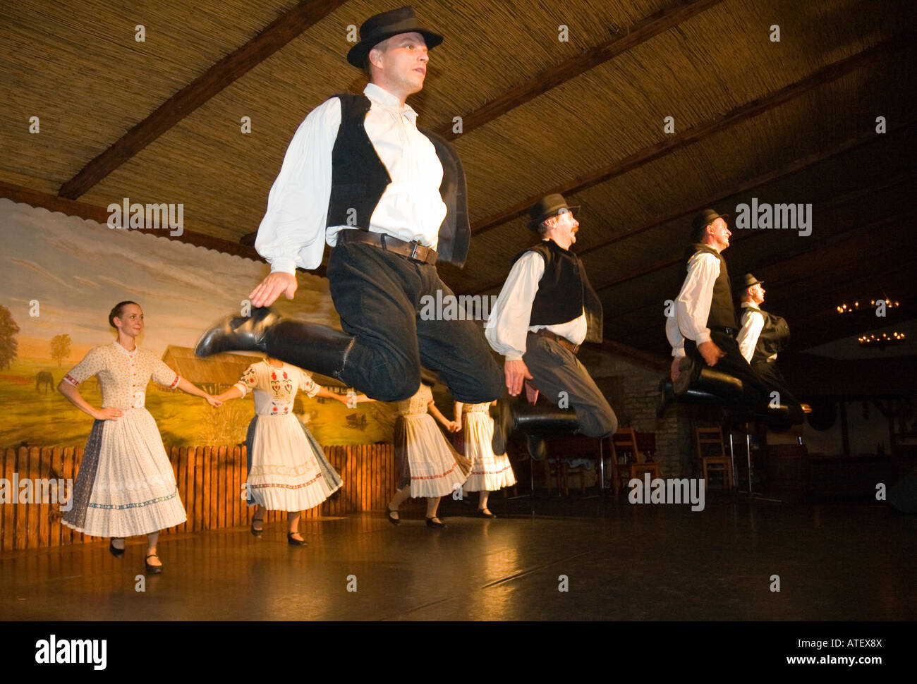 Il gruppo ballo popolare 'Domjan' che esegue in una csarda (tradizionale taverna ungherese) a Budapest Ungheria / Foto Stock