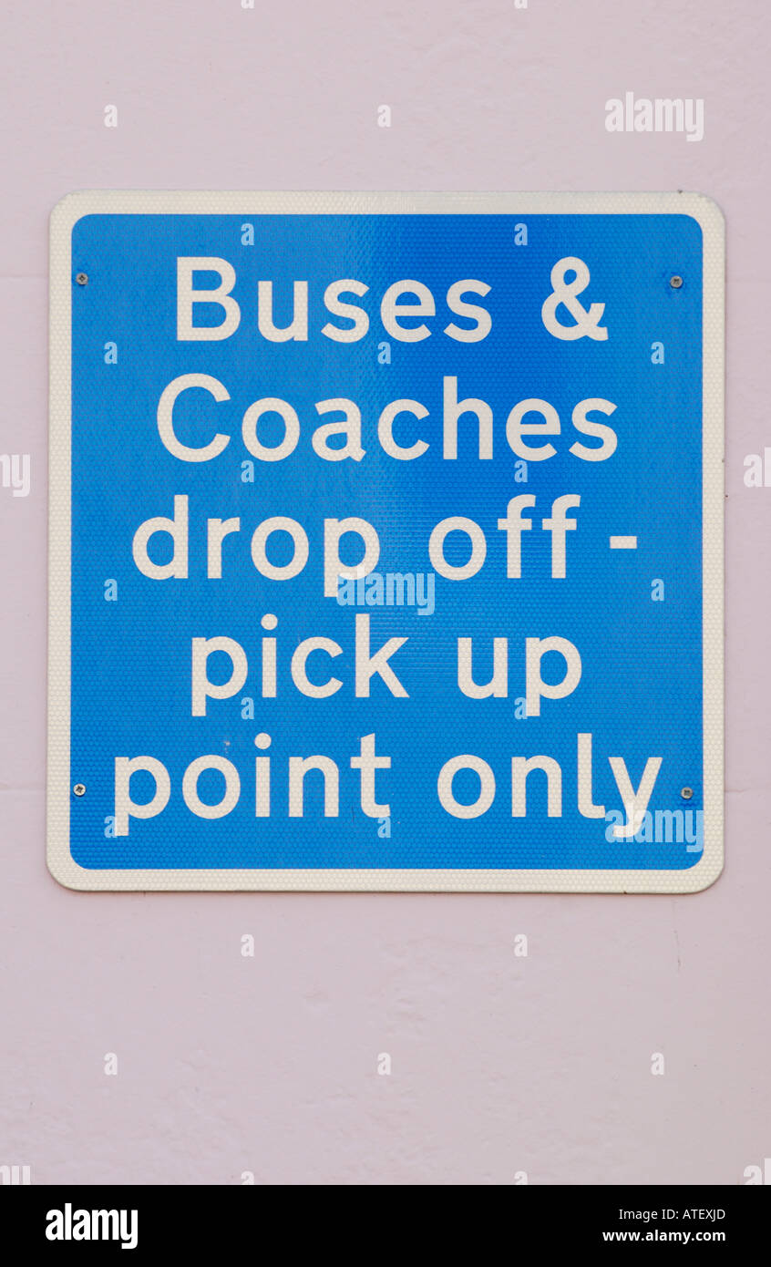 Parete blu segno per autobus e pulmann il punto di prelevamento solo in Ludlow Shropshire England Regno Unito Foto Stock