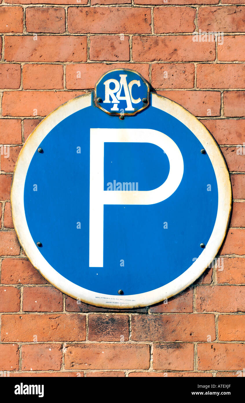 Vecchio Blu RAC parcheggio auto segno sulla parete a Ludlow Shropshire England Regno Unito Foto Stock