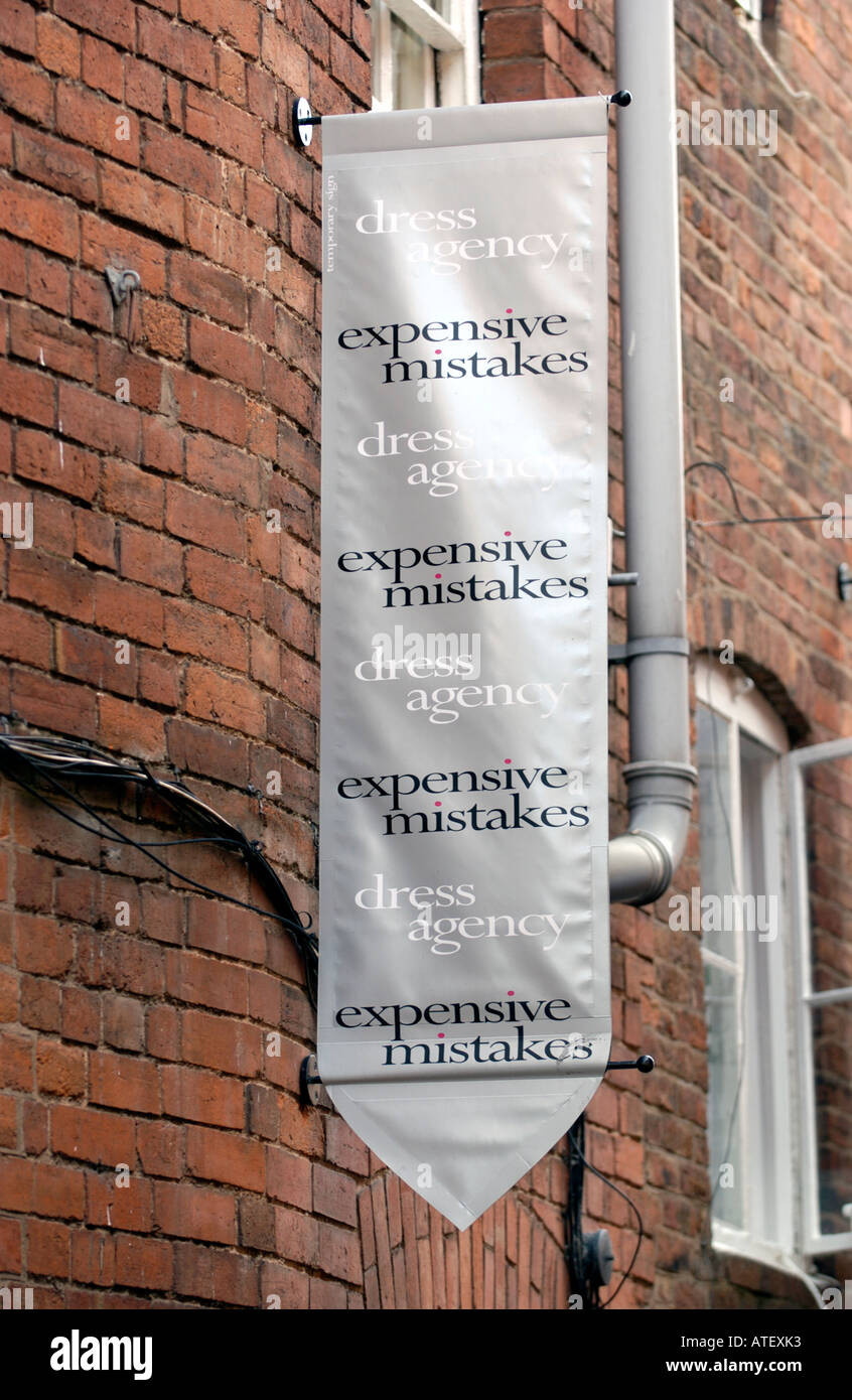 Cartello pubblicitario da appendere a parete per errori costosi agenzia  abito a Ludlow Shropshire England Regno Unito Foto stock - Alamy