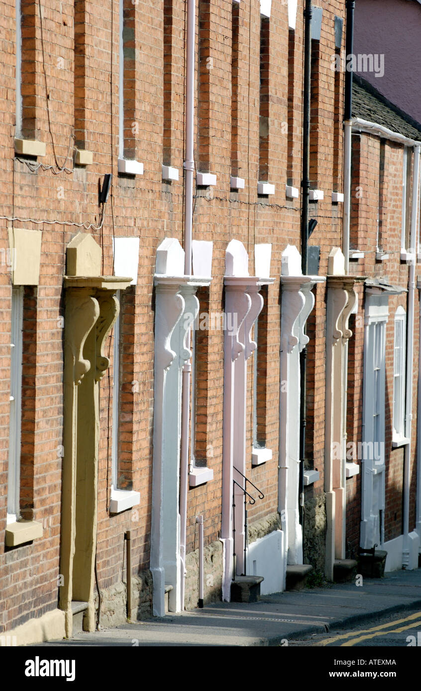 Terrazza di tre piani in mattoni in stile georgiano costruito case a schiera a Ludlow Shropshire England Regno Unito Foto Stock