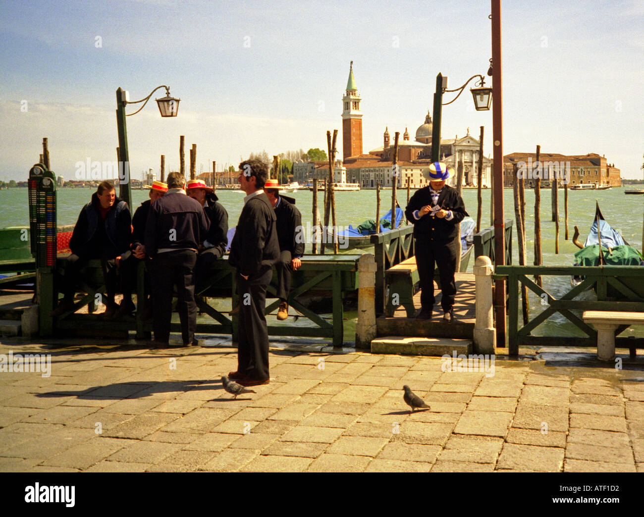 Gruppo di gondolieri con tradizionale hat tipiche gondole veneziane docking Venezia Veneto Nord Est Italia del Nord Europa Foto Stock