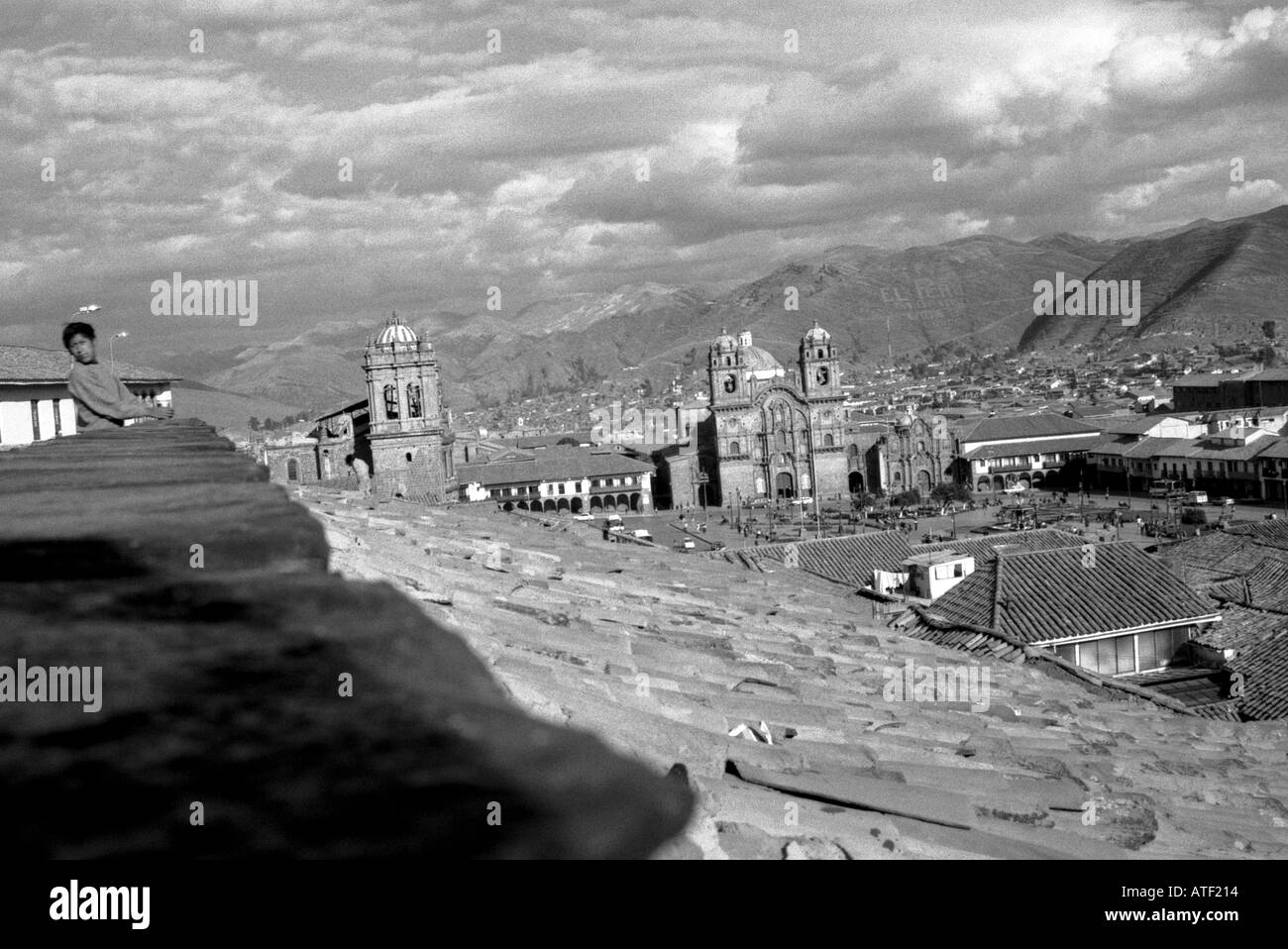 Vista panoramica colony town house chiesa cattedrale domina piazza tegola di tetto Montaggio a cielo cloud Cuzco Perù Sud America Latina Foto Stock