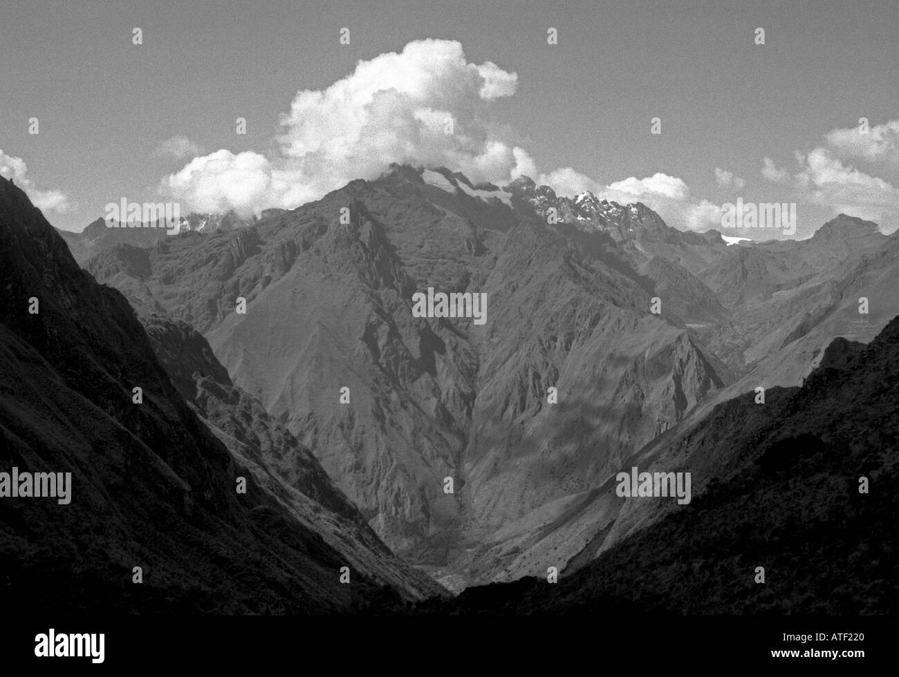Vista panoramica sulle montagne sontuose vertice di picco top Inca Trail alla città perduta di Machu Picchu Cuzco Perù Sud America Latina Foto Stock