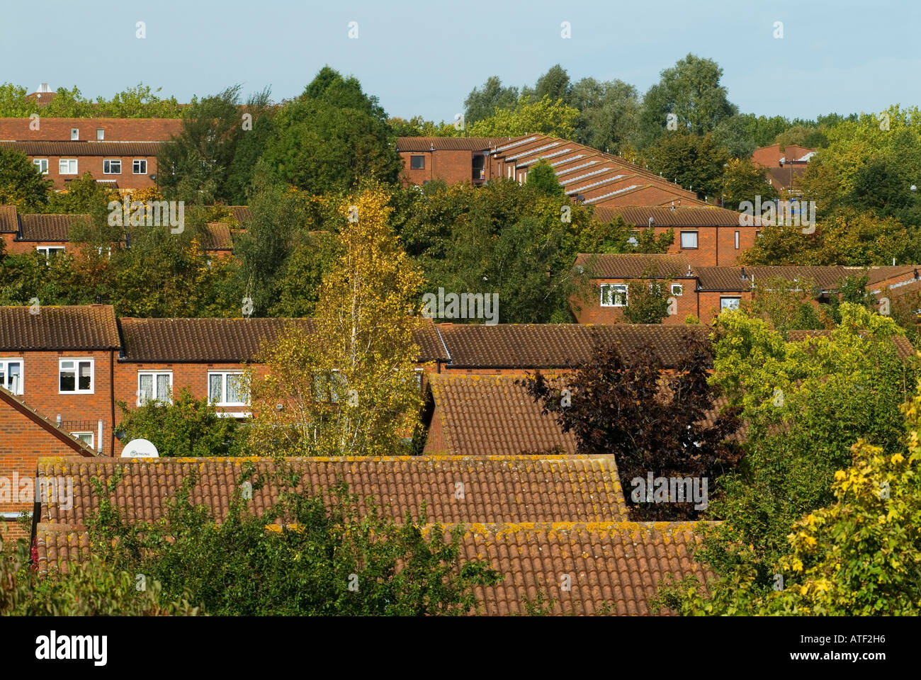 Moderne case di famiglia in mattoni rossi Milton Keynes nuova città Buckinghamshire Bucks Inghilterra 2006 Regno Unito anni '2000, HOMER SYKES Foto Stock