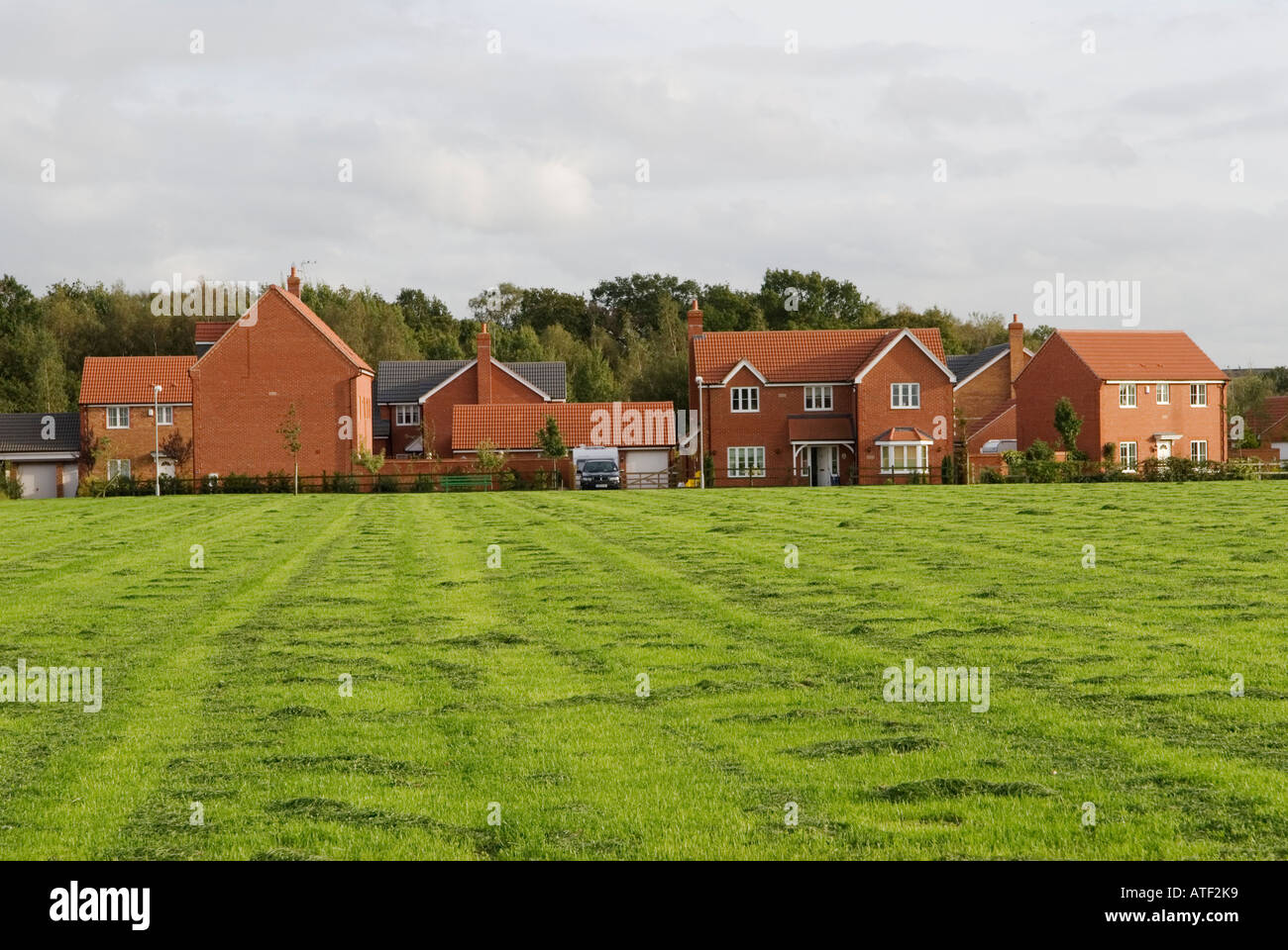 Nuova costruzione che ospita case di partenza sviluppo rurale sul sito di Greenfield Calvert vicino a Steeple Claydon Buckinghamshire Bucks Inghilterra 2006 2000s HOMER SYKES Foto Stock