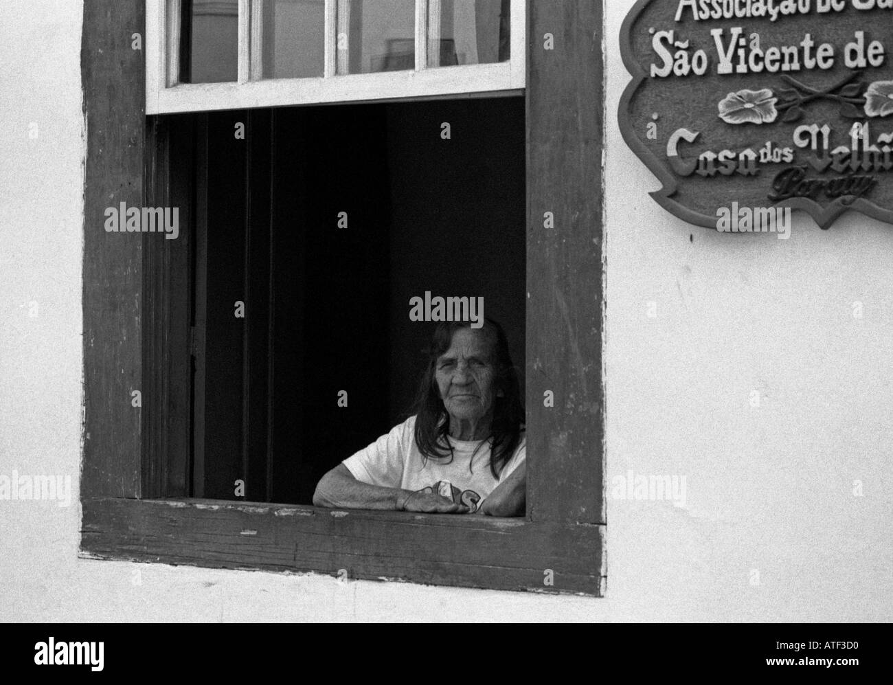 'L'insostenibile leggerezza dell'Essere" Donna alla finestra della casa di cura Paraty Rio de Janeiro in Brasile Brasil Sud America Latina Foto Stock