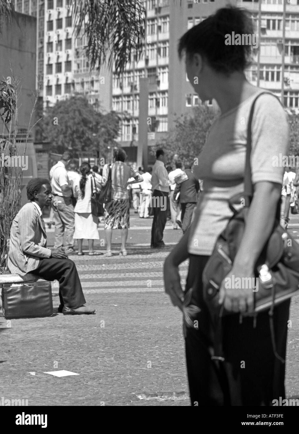 Funny Man professa la bibbia & Gesù come donna guarda stupito & persone andare passano da Rio de Janeiro in Brasile Brasil Sud America Latina Foto Stock