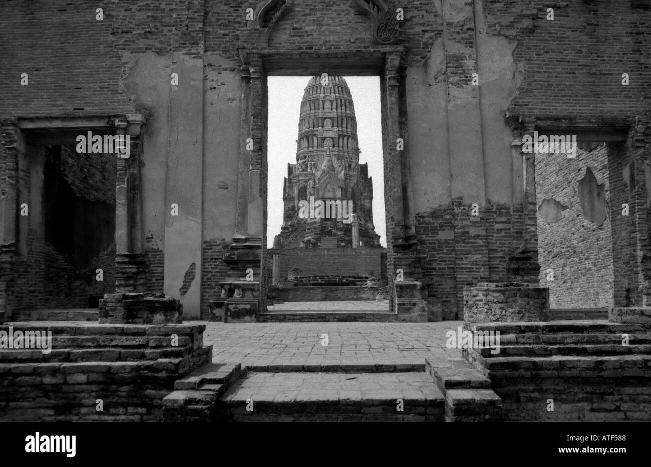 Tripla simmetrica multipla entrata alla magnifica enorme alta antichi mattoni fatti tempio indù Ayuthaya Thailandia del sud-est asiatico Foto Stock