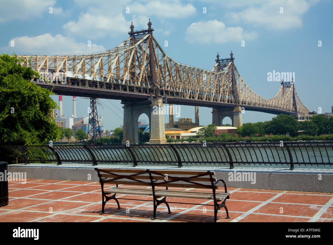 Il Queensboro Bridge, Sutton Place Park, Cinghiale statua, Manhattan, New York Foto Stock