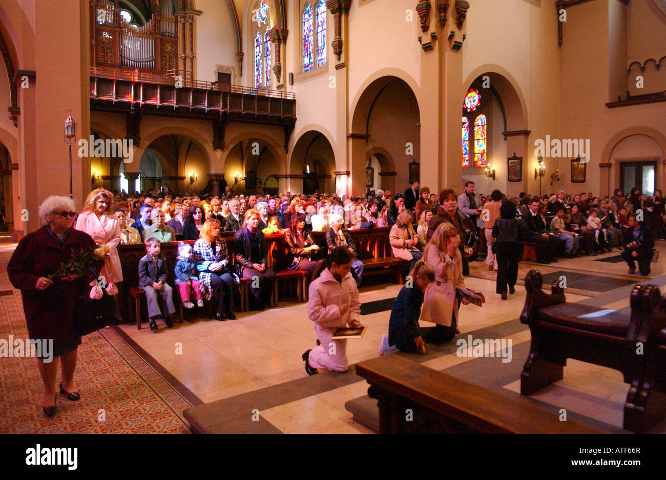 Le persone a un servizio divino nella Saint Johannes Basilica a Berlino, Germania Foto Stock