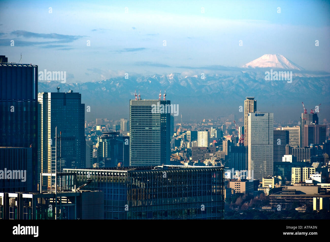 Il monte Fuji visto su Tokyo dall'area della stazione centrale Foto Stock