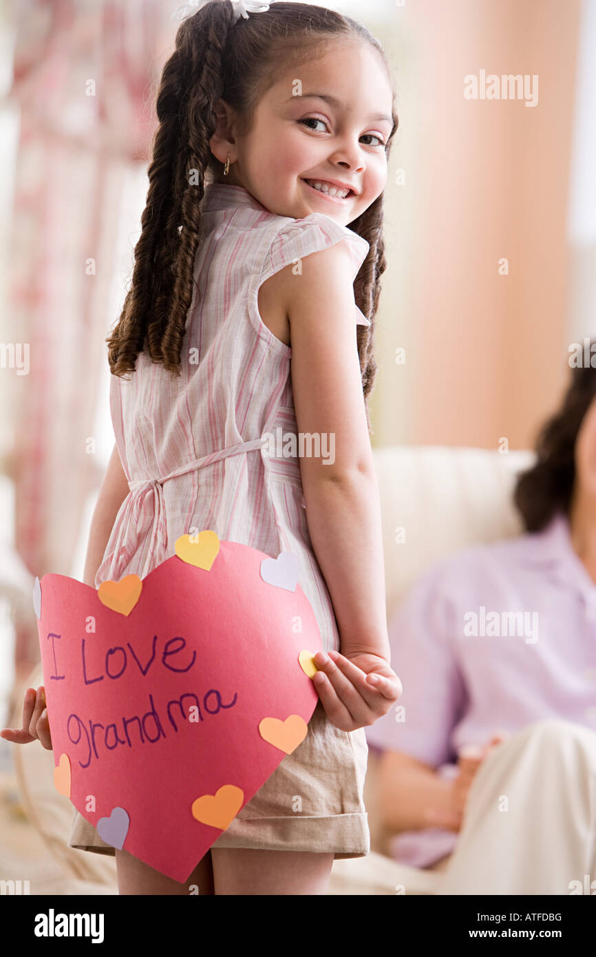 Ragazza Allegra Dei 7 Bambini Che Fa Scherzi Divertenti Con La Nonna.  Fotografia Stock - Immagine di nipote, maturo: 209134142