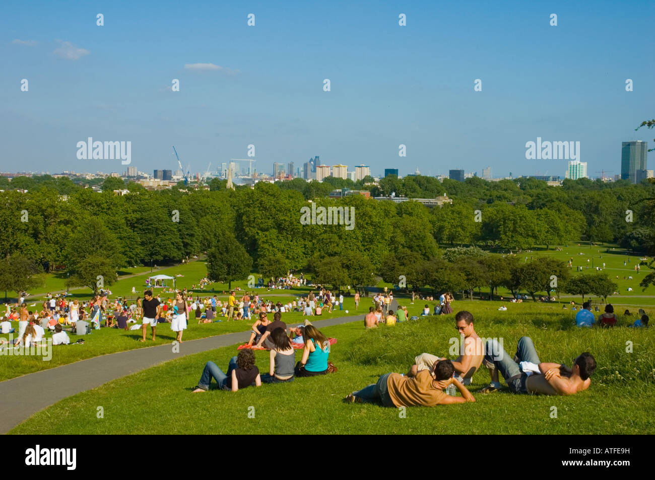 Persone su Primrose Hill a Londra England Regno Unito Foto Stock
