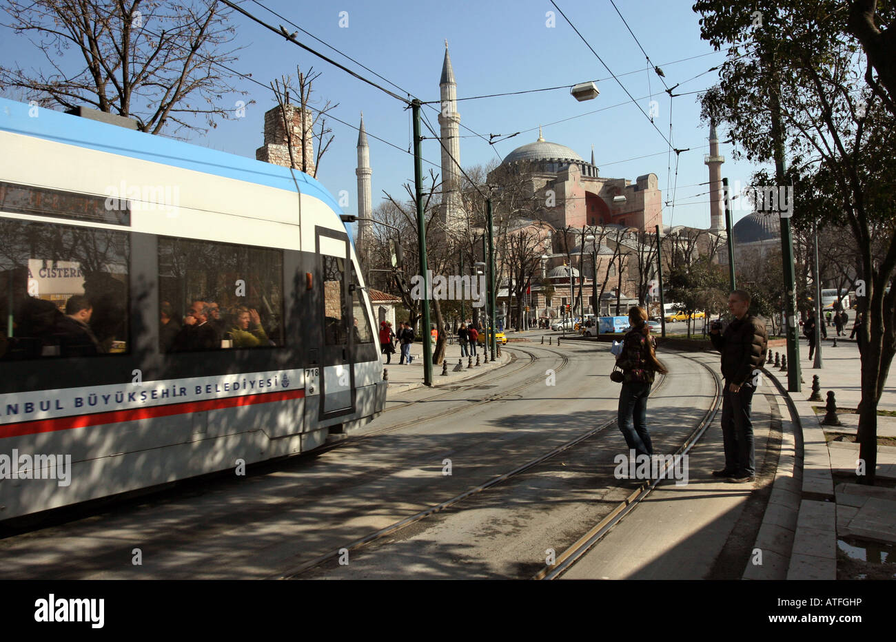 Il tram passa Aya Sofia, la Moschea di Sultanahmet, Istanbul, Turchia Foto Stock