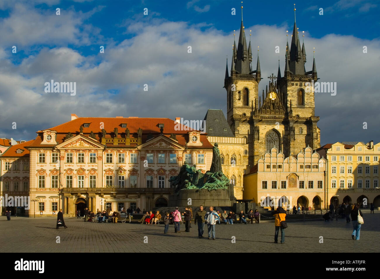 Piazza della Città Vecchia con il Palazzo Kinsky Jan Hus Monument e la Cattedrale di Tyn a Praga Repubblica Ceca Foto Stock