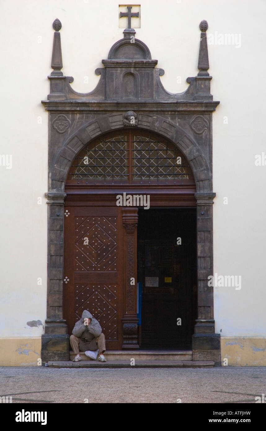 Mendicante davanti a Panna Maria Snezna Chiesa a Praga Repubblica Ceca Foto Stock