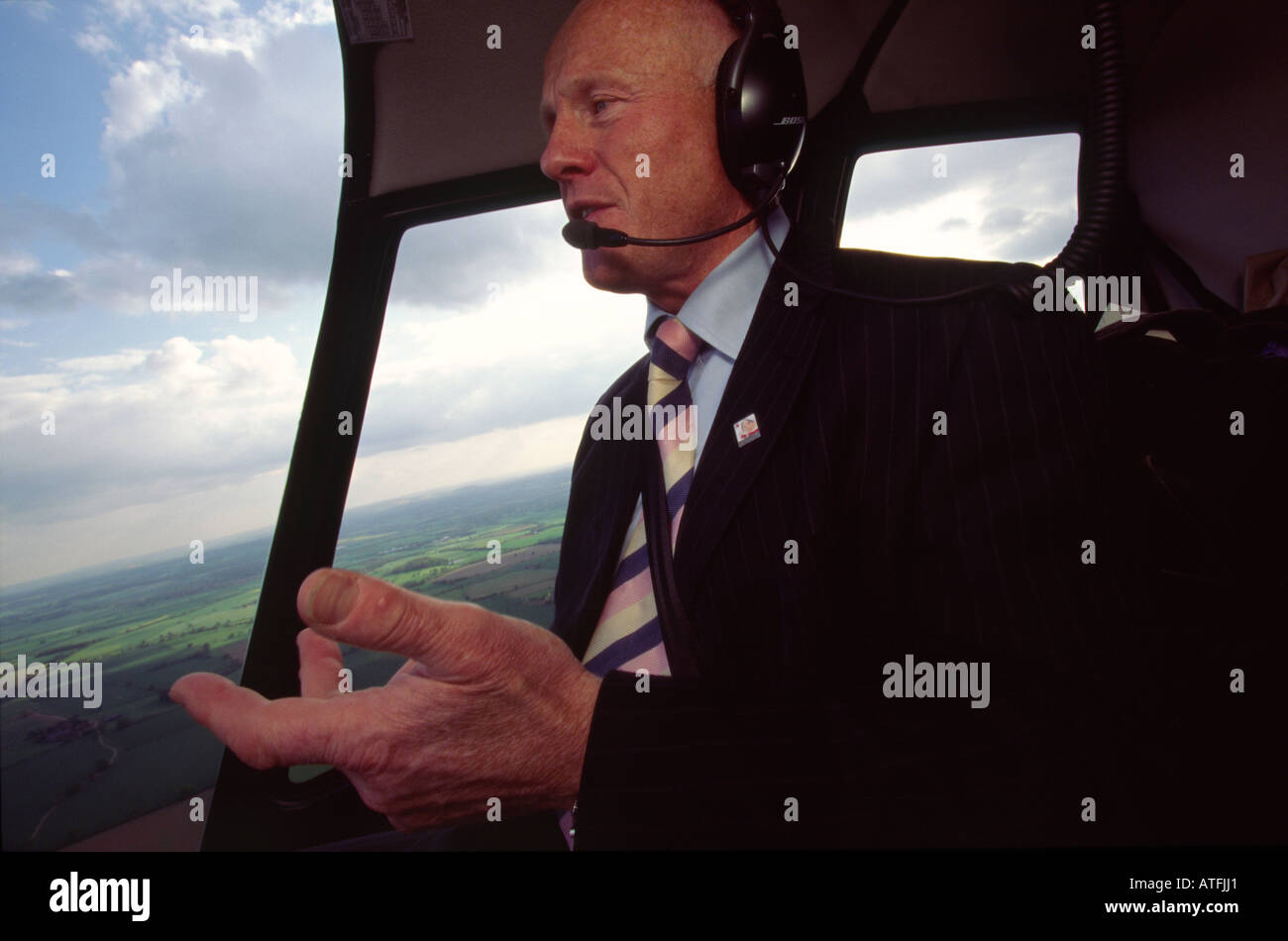 John Caudwell imprenditore milionario fondatore di telefoni 4 U battenti il suo elicottero Foto Stock