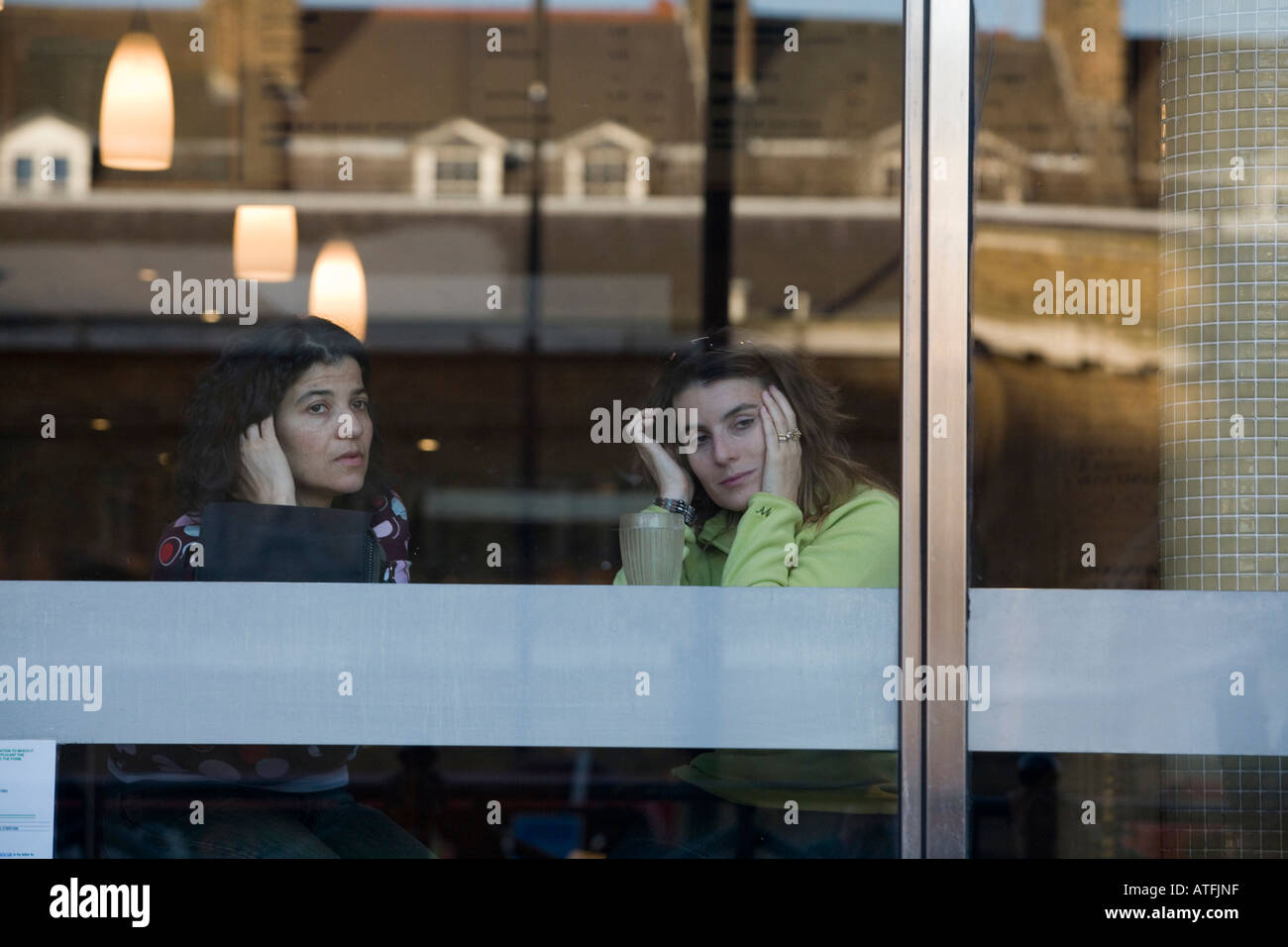 Le donne parlano in un caffè bar Islington Londra Foto Stock