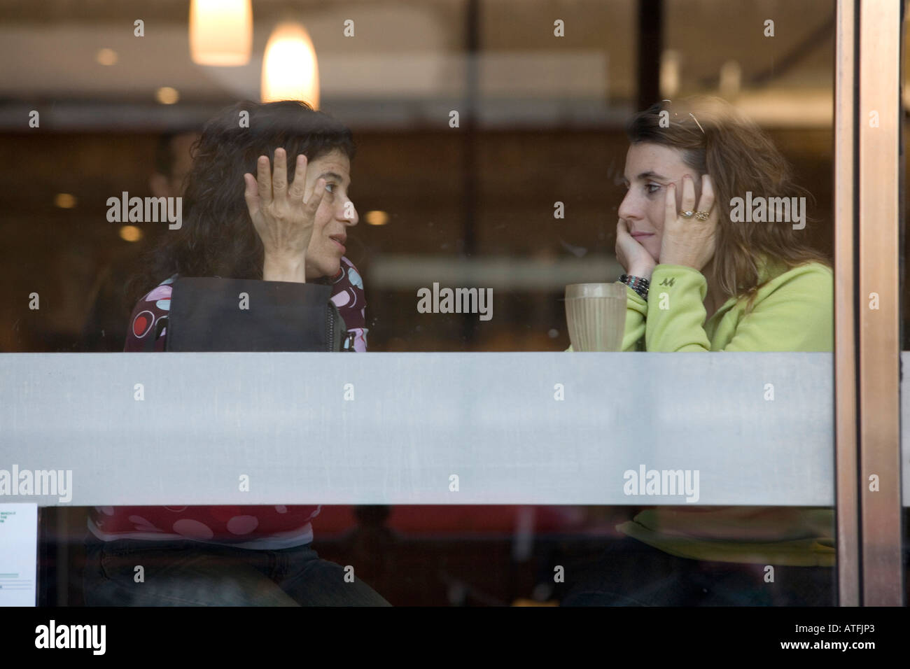 Conversazione tra due donne in un caffè bar Islington Londra Foto Stock