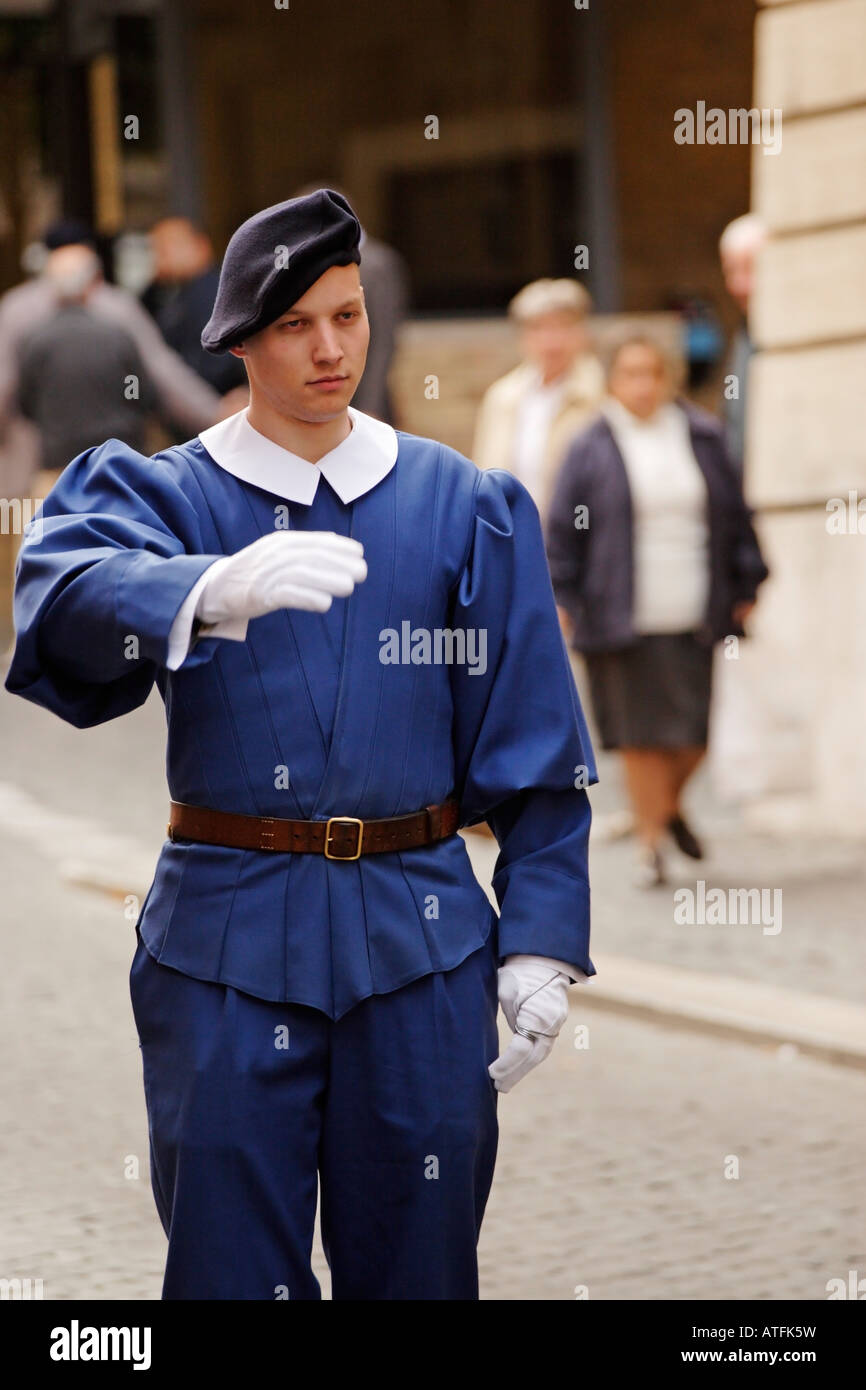 Guardia Svizzera Pontificia nella tradizionale uniforme, Città del Vaticano  Foto stock - Alamy