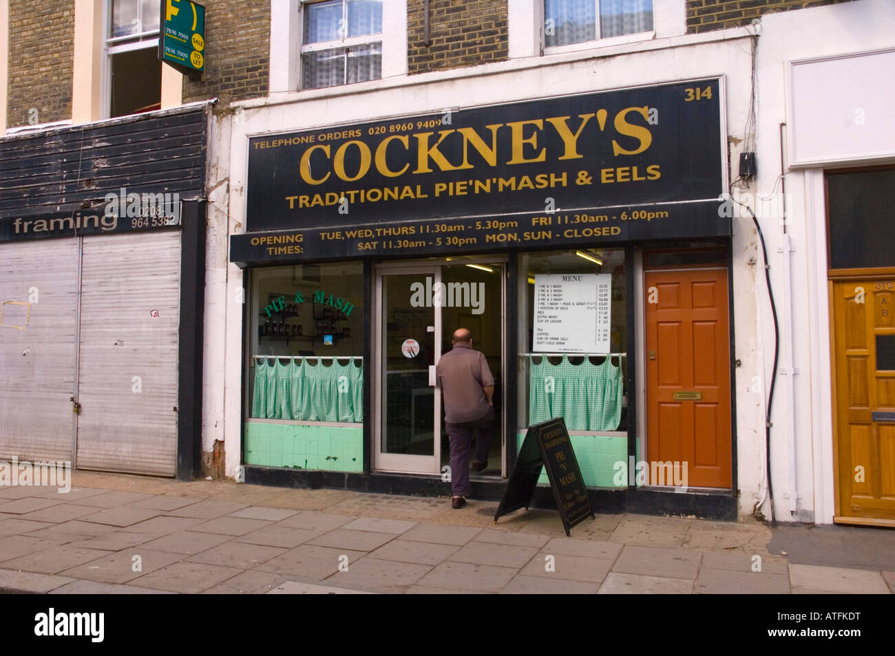 Mash e torta shop lungo Portobello Road a Londra England Regno Unito Foto Stock