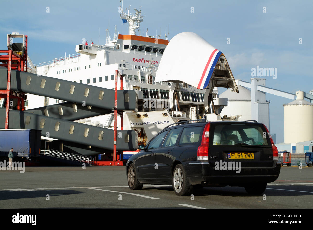 Seafrance nave Cezanne con CENTINA SOLLEVATA frieght carico porto di Calais Francia Foto Stock