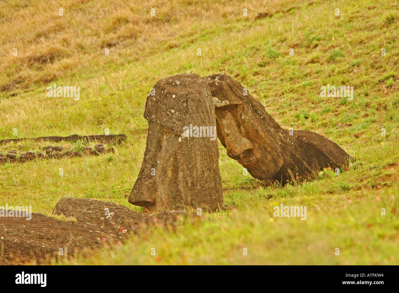 Cile Isola di Pasqua Rano Raraku quarry due moai statua capi Foto Stock