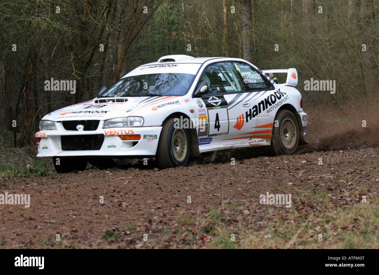 Subaru World Rally Car la sabbiatura attraverso la campagna Foto Stock
